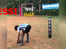 Messi 'nhí' sút phạt siêu hơn Messi thật