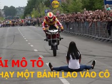 Biểu diễn mô tô một bánh lao vào cô gái đang ngồi