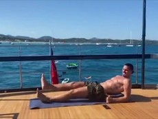 Ibrahimovic bụng 6 múi tập thể lực trên du thuyền