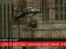 Kỷ lục bay cùng xe đạp cao ngang nóc nhà thờ cổ