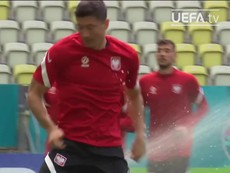 Ngôi sao Lewandowski tránh... nước được nhưng Ba Lan không tránh được trận thua