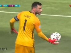Pháp thoát thua nhờ cú phát bóng thần sầu của thủ môn Lloris