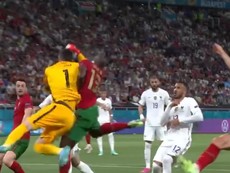 Thủ môn đội tuyển Pháp chơi boxing trong trận Ronaldo lập lỷ lục