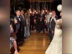 Video đám cưới cầu thủ cô dâu, chú rể, phù rể đều ghi bàn