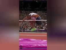 Ngạc nhiên với VĐV khuyết tật nhảy cao bằng một chân