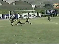 "Messi nhí" 8 tuổi lắt léo và làm xiếc trên sân