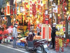 Hà Nội: Chợ hoa, phố bích họa ảm đạm ngày cuối tuần