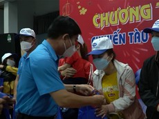 Video: 'Chuyến tàu mùa xuân' đưa công nhân về quê đón Tết