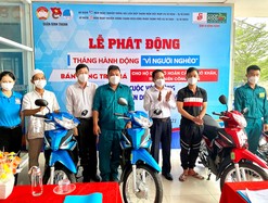 Hỗ trợ cho trẻ mồ côi vì COVID-19, tặng xe máy cho người dân khó khăn