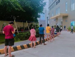 Vợ chồng cùng mở cửa hàng rau 0 đồng cho bà con trong chung cư