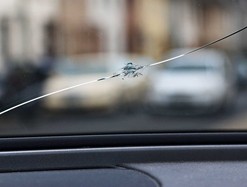 Có an toàn khi lái xe với kính chắn gió bị nứt không?