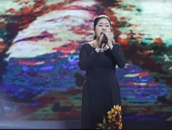 'Bà nội trợ' Kim Lan hóa thân thành danh ca Khánh Ly được giám khảo khen hết lời