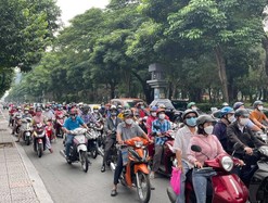 Ngày đầu nhiều công ty hoạt động trở lại, các tuyến đường ở TP.HCM đông kín 