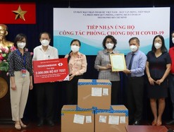 Video: 2 ngân hàng và 1 tập đoàn tặng TP.HCM 4 triệu bộ kit xét nghiệm COVID-19