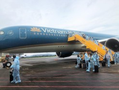 300 khách từ Pháp về sân bay Vân Đồn cách ly 7 ngày 