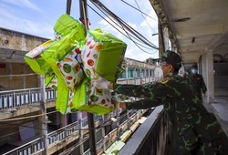 TP.HCM: Dùng xe cẩu tiếp tế lương thực cho người dân ở chung cư cũ