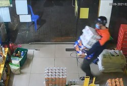 Thanh niên đột nhập Bách Hóa Xanh trộm 7 thùng bia, nước xả vải...