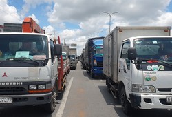 Ngày đầu tuần xe tải ùn ứ kéo dài trên Quốc lộ 1