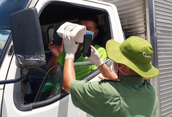 Lực lượng trực chốt tự chế ‘ống’ camera để quét mã QR 