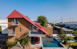 Ngôi nhà mái đỏ gấp nếp lạ mắt giữa Sài Gòn