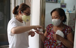 Phòng chống dịch COVID-19: Tặng khẩu trang, chúc nhau bình an