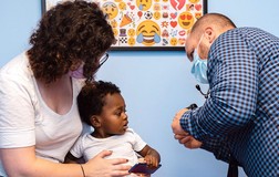 Nghiên cứu, tiêm vaccine COVID-19 cho trẻ em: Nhiều thách thức