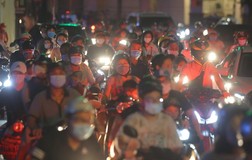 Người dân Hà Nội ùn ùn ra đường đêm trung thu, như chưa hề có COVID-19