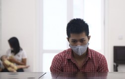 Bé gái bị mẹ ruột bạo hành, người tình của mẹ nhiều lần xâm hại