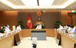 Phó Thủ tướng: Khẩn trương hướng dẫn tiêm vaccine cho người dưới 18 tuổi