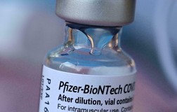 FDA Mỹ cấp phép tiêm vaccine của Pfizer-BioNTech mũi 3 cho nhóm nguy cơ cao