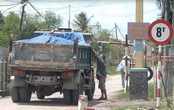 Dân tự chặn đường thu phí xe quá tải