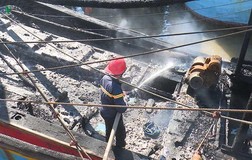 Tàu cá của ngư dân Quảng Bình bất ngờ bốc cháy tại cảng Gianh
