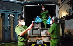 Video: Công an phường xuyên đêm đem thực phẩm đến các khu trọ