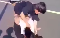 Quảng Nam: Nữ sinh lớp 8 đánh và lột đồ nữ sinh lớp 7 trên cầu