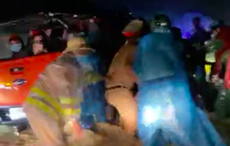 Xúc động cảnh người về quê được CSGT, tình nguyện viên giúp đẩy xe qua lũ