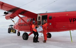 Vaccine COVID-19 đã đến ‘tận cùng trái đất’