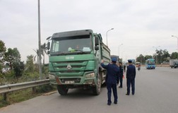 Bị phát hiện chở quá tải, tài xế gọi điện thoại cầu cứu