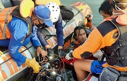 Indonesia: Thuyền lật vì khách chụp ảnh tự sướng, 7 người chết