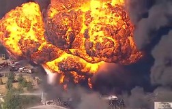 Video: Cột lửa hình nấm do cháy, nổ nhà máy hóa chất ở Mỹ