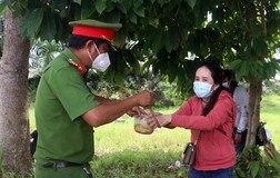 Công an quận Cái Răng tặng nước, nấu mì cho bà con trên đường về quê
