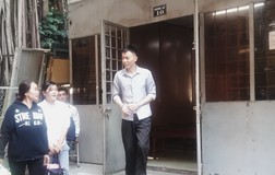 Khó xử vụ nam thanh niên mang súng điện đi mua xe máy