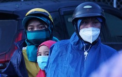 Hàng nghìn người dầm mưa, chạy xe máy xuyên đêm trong hành trình hồi hương