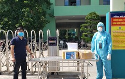 Tặng 200 cuốn sách viết về đại dịch COVID-19 cho BV Đà Nẵng