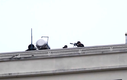 Hơn 100 cảnh sát và lính bắn tỉa đang vây bắt kẻ ôm vũ khí 