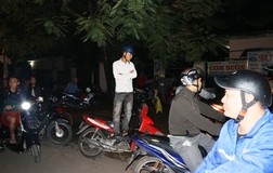 Video: hơn 12 giờ dõi theo 100 cảnh sát vây bắt kẻ ôm vũ khí 