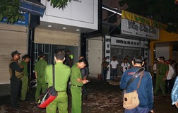 Kẻ ôm lựu đạn cố thủ 14 tiếng  có hành vi chặt phá xe hơi Audi