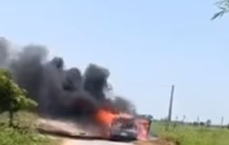 Xe hơi cháy dữ dội nghi do bị quấn rơm trên đường