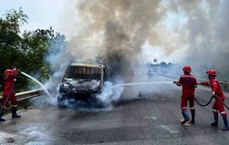 Ô tô tải và xe đầu kéo đang chạy thì bốc cháy dữ dội