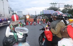 Hàng chục người về quê Bạc Liêu, Sóc Trăng bị chặn tại cửa ngõ vào Hậu Giang