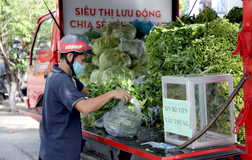 Người mua hào hứng combo rau củ quả giá 50.000 đồng